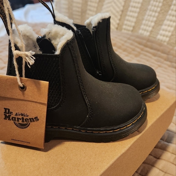 Dr Martens Toddler boots with faux fur (blk: toddler 7) NWT - Picture 4 of 5